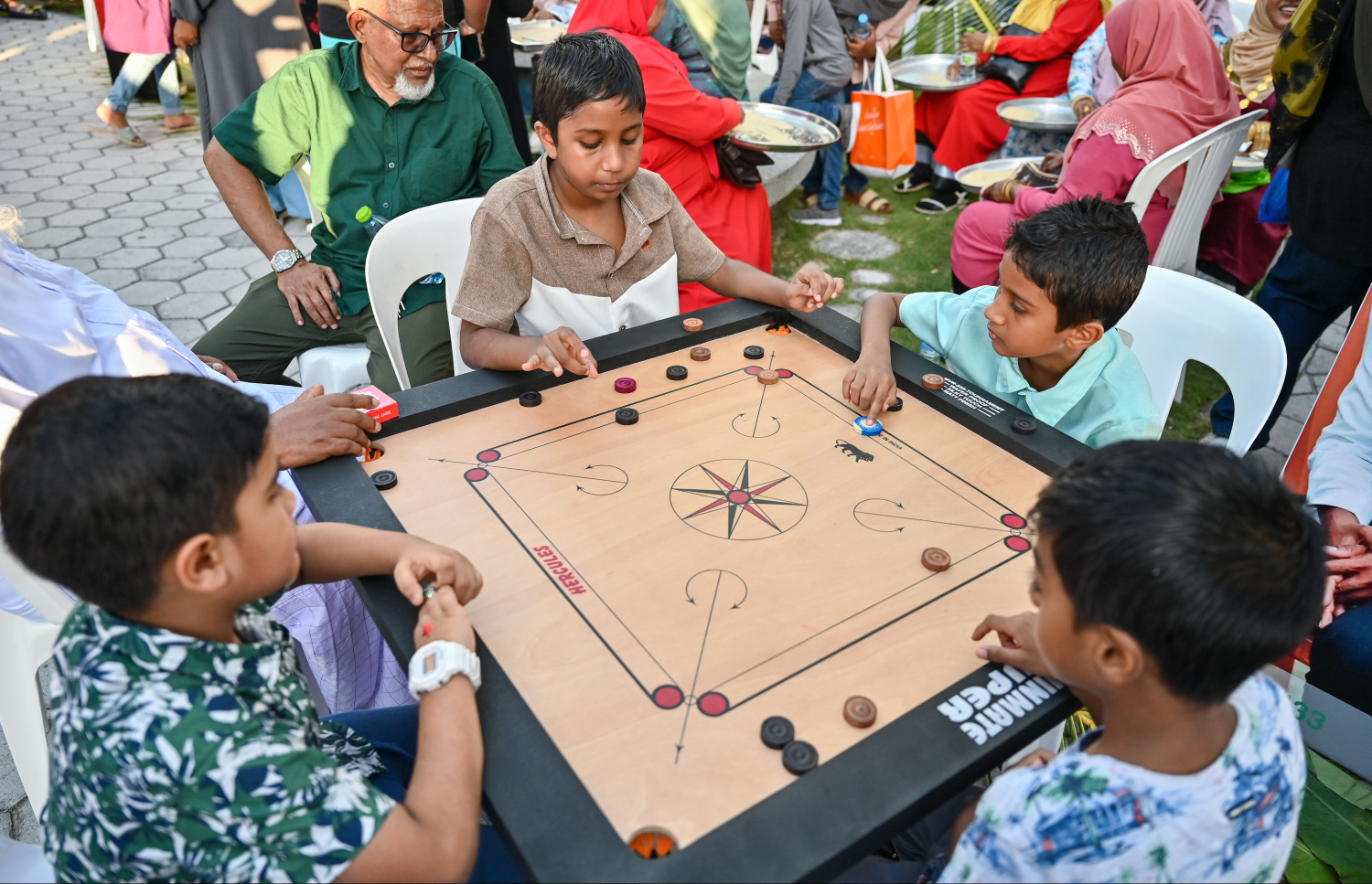 ކުޑަކުދިންގެ ދުވަސް ފާހަގަކުރަށް އެޗްޑީސީގެ ފަރާތުން ހިޔާ ޕާކްގައި ބޭއްވި ހަރަކާތުގައި ކުދިންތަކެއް ކެރަމްބޯޑް ކުޅެނީ - ފޮޓޯ: ފަޔާޒު މޫސާ | މިހާރު