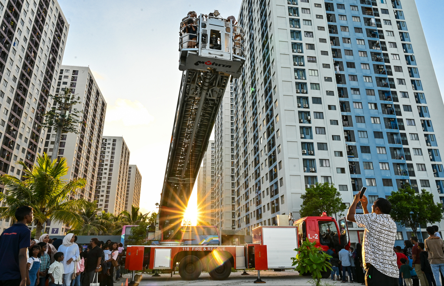 ކުޑަކުދިންގެ ދުވަސް ފާހަގަކުރަން އެޗްޑީސީގެ ފަރާތުން ރުއްގަނޑު 3 ގައި ބޭއްވި ހަރަކާތުގައި ސިފައިންގެ އަލިފާން ނިއްވާ ލޮރީގައި ކުދިންތަކެއް ހަރަކާތްތެރިވަނީ - ފޮޓޯ: ފަޔާޒު މޫސާ | މިހާރު