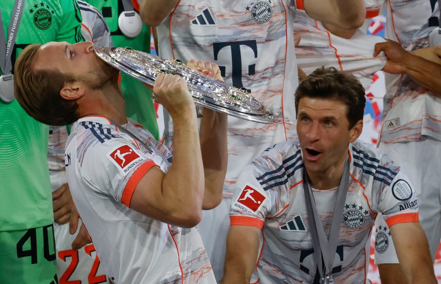 ކޭން (ވ) އޭނާގެ ފުރަތަމަ ތަށި އުފުލާލާއިރު މުލާ ބަލަހައްޓައިގެން