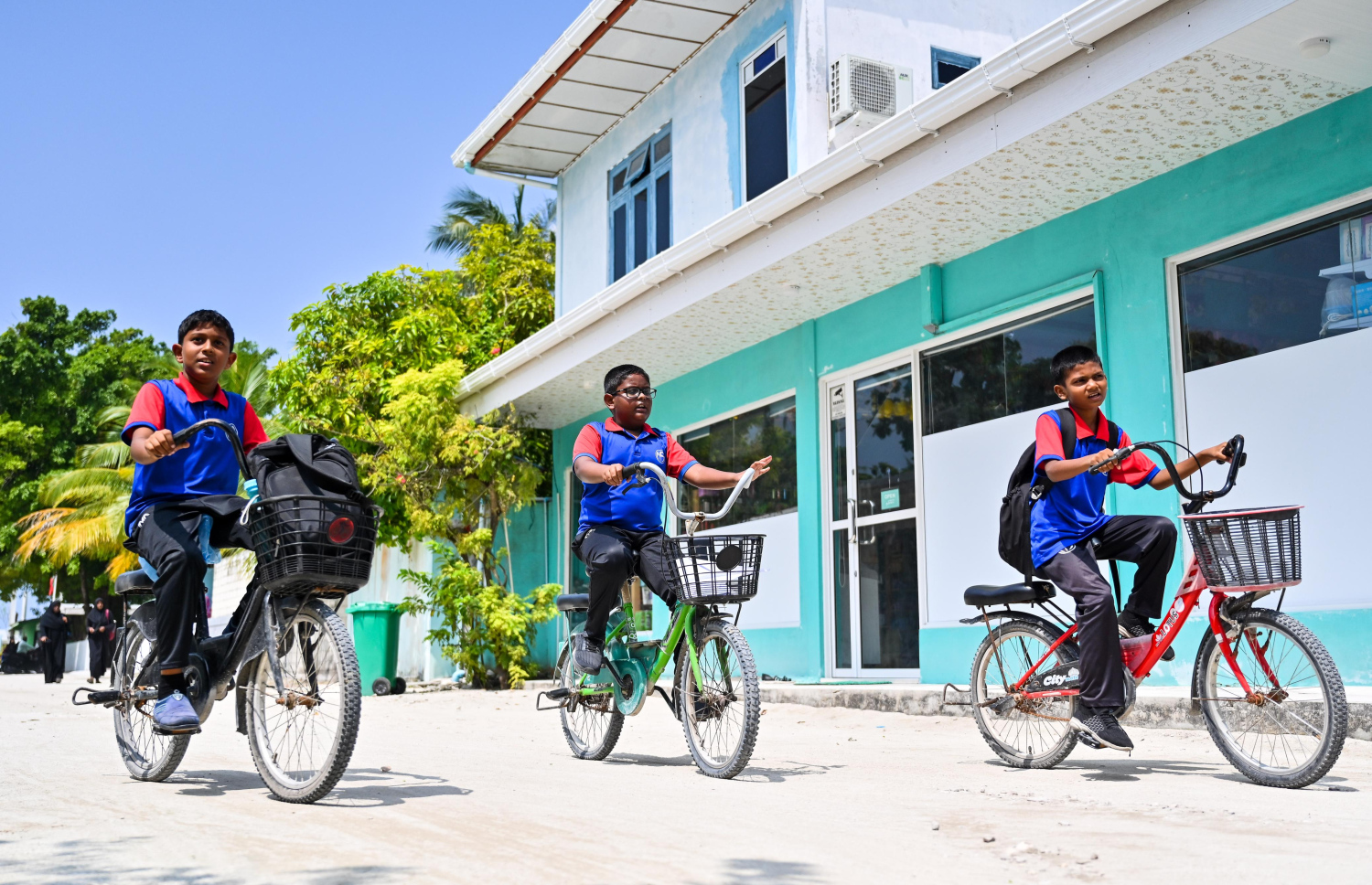 ށ. މާއުނގޫދޫ ސްކޫލްގެ ދަރިވަރުންތަކެއް ސްކޫލް ނިންމައިފައި ބައިސްކަލުގައި ގެއަށް ދަނީ.-- ފޮޓޯ: ފަޔާޒް މޫސާ | މިހާރު