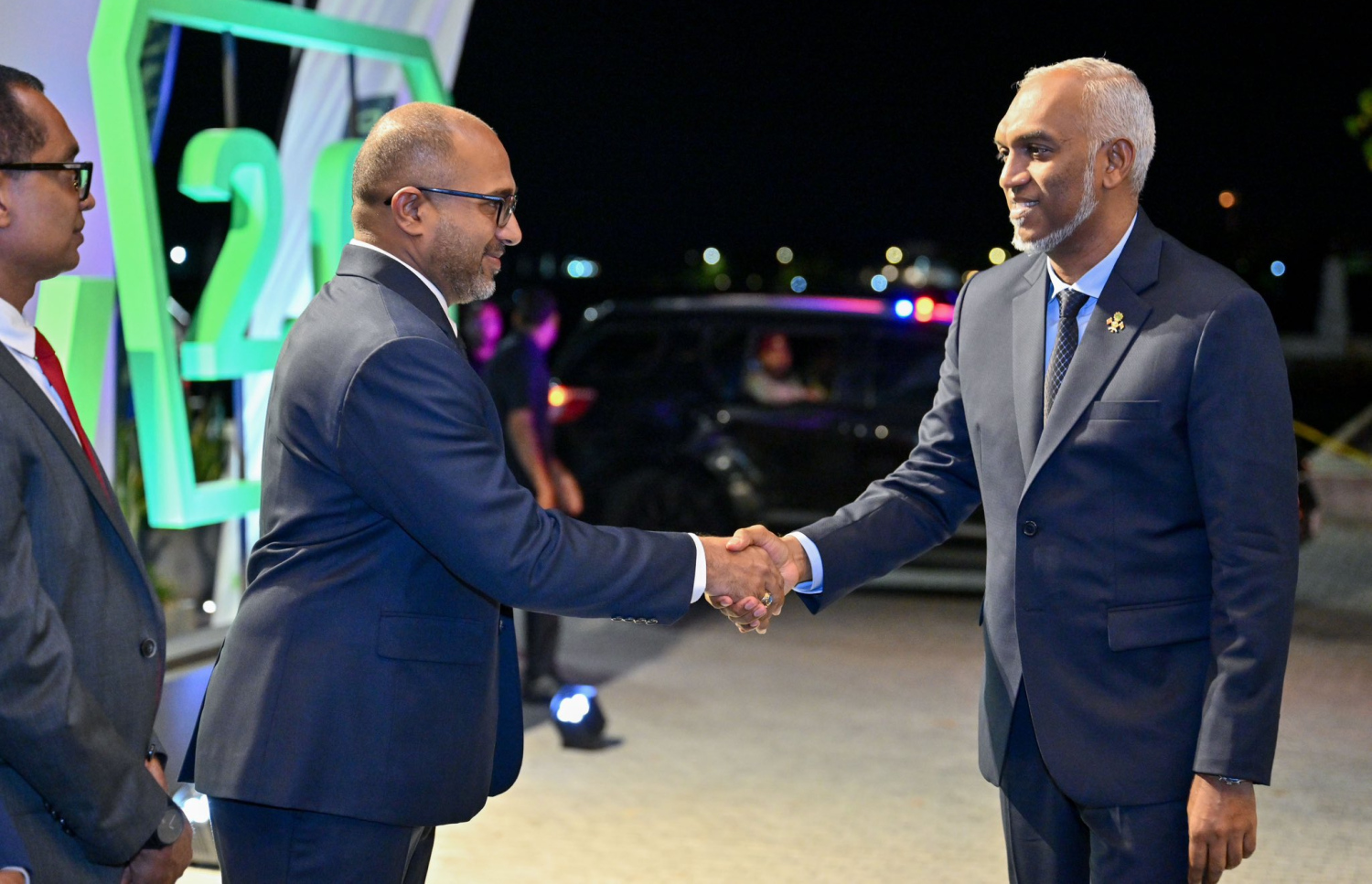 "މޯލްޑިވްސް 2.0"ގެ ޑިޖިޓަލް ޓްރާންސްފޮމޭޝަން ސަމިޓް ނިންމުމުގެ ރަސްމިއްޔާތަށް ރައީސް ޑރ. މުހައްމަދު މުއިއްޒު ވަޑައިގެން ހޯމް މިނިސްޓަރު އަލީ އިހުސާންއާ ސަލާންކުރައްވަނީ.-- ފޮޓޯ: ރައީސް އޮފީސް