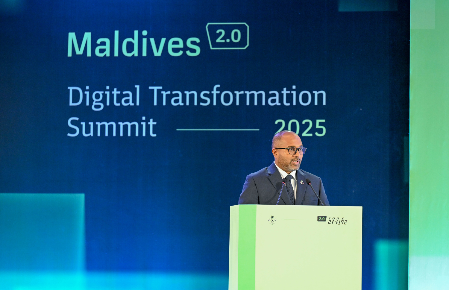 މޯލްޑިވްސް 2.0 ސަމިޓު ނިންމުމުގެ ރަސްމިއްޔާތުގައި މިނިސްޓަރު އިހުސާން މިރޭ ވާހަކަ ދައްކަވަނީ.---ފޮޓޯ: ރައީސް އޮފީސް