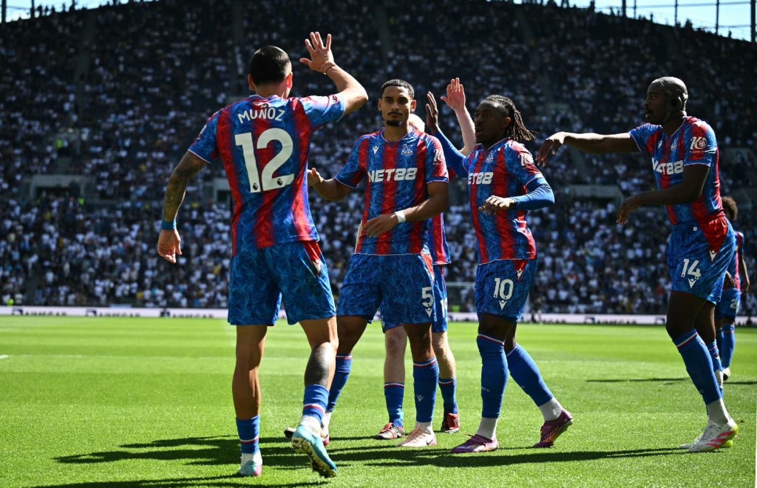 ޕެލަސްގެ ދެ ލަނޑު ވެސް ޖެހީ އެޒީ (10). -- ފޮޓޯ: އޭއެފްޕީ