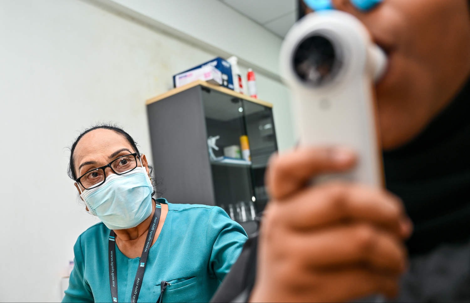 ރައުފިއްޔާ، މީހަކަށް ހިދުމަތް ދެނީ.-- ފޮޓޯ: ފަޔާޒު މޫސާ/ މިހާރު