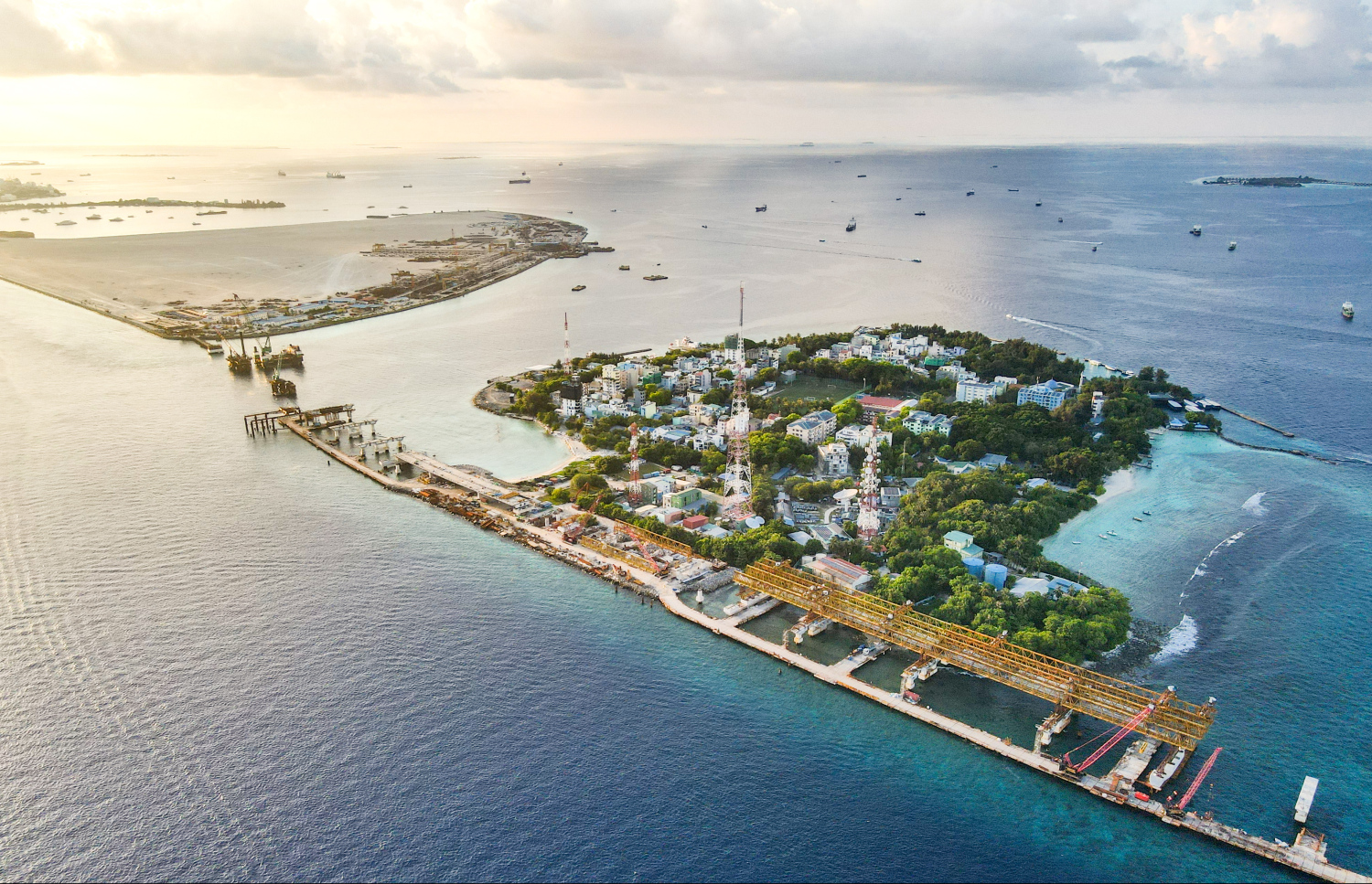 ތިލަމާލެ ބްރިޖުގެ މަސައްކަތް ކުރިއަށް ގެންދަނީ. ދިގު މިނުގައި 6.7 ކިލޯމީޓަރުގެ ހުންނަ މި ބްރިޖުގެ ސުޕަ ސްޓްރަކްޗާތައް ރޭވުމުގެ މަސައްކަތް ދަނީ ކުރިއަށް.-- ފޮޓޯ: ފަޔާޒު މޫސާ | މިހާރު