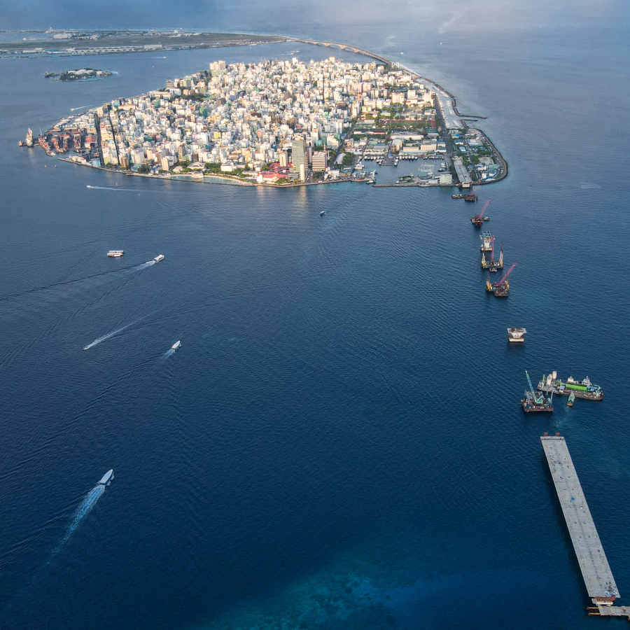 ތިލަމާލެ ބްރިޖުގެ މަސައްކަތް ކުރިއަށް ގެންދަނީ. ދިގު މިނުގައި 6.7 ކިލޯމީޓަރުގެ ހުންނަ މި ބްރިޖުގެ ސުޕަ ސްޓްރަކްޗާތައް ރޭވުމުގެ މަސައްކަތް ދަނީ ކުރިއަށް.-- ފޮޓޯ: ފަޔާޒު މޫސާ | މިހާރު