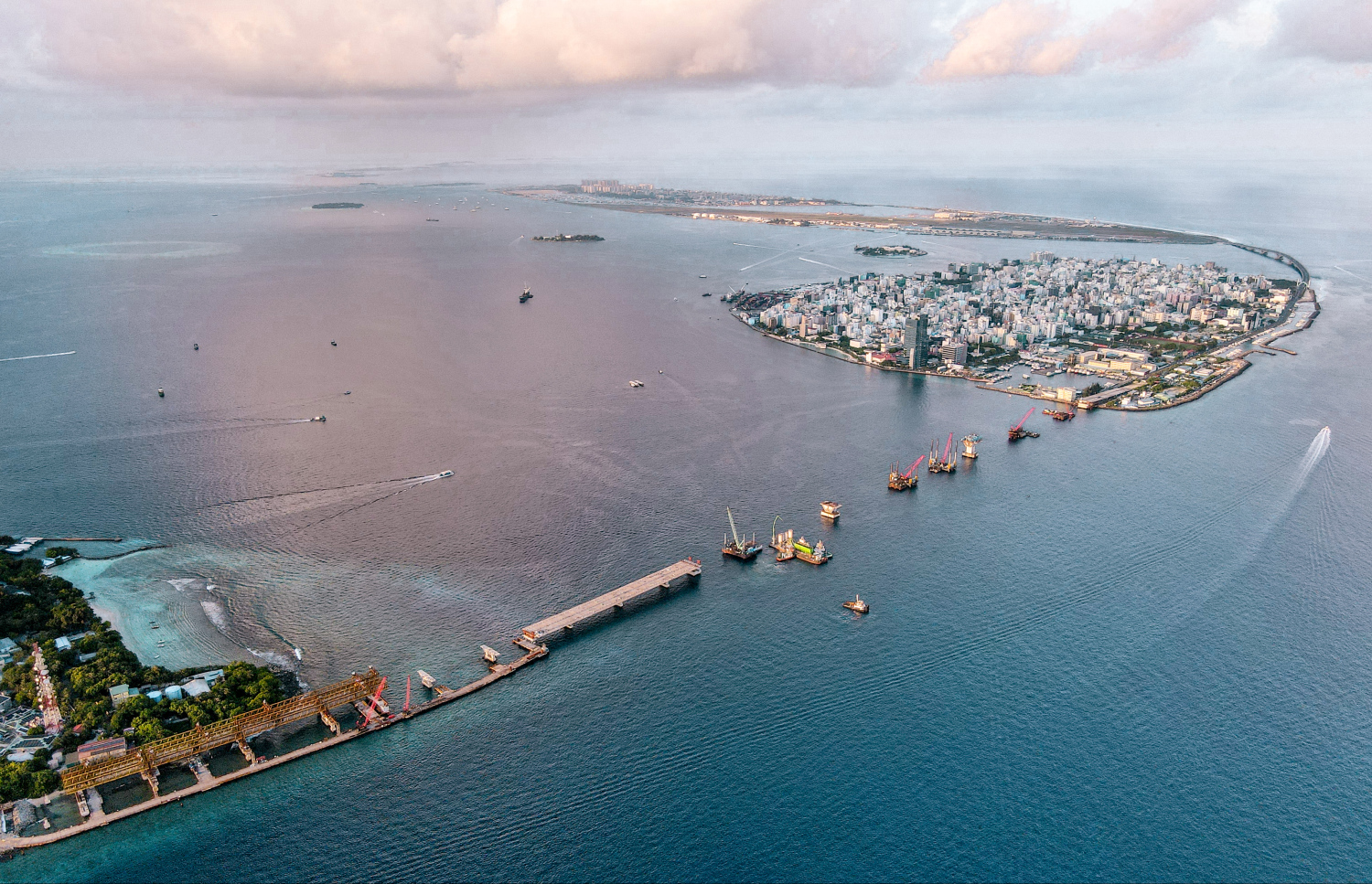 ދިގު މިނުގައި 6.7 ކިލޯމީޓަރުގެ ހުންނަ ތިލަމާލެ ބްރިޖުގެ ސުޕަ ސްޓްރަކްޗާތައް ރޭވުމުގެ މަސައްކަތް ކުރިއަށް ގެންދަނީ: މުޅި މި މަޝްރޫއު ނިންމާލެވޭނެ ކަމަށް ލަފާކޮށްފައި ވަނީ 2026 ވަނަ އަހަރުގެ ފަހުކޮޅަށް.--- ފޮޓޯ: ފަޔާޒު މޫސާ | މިހާރު