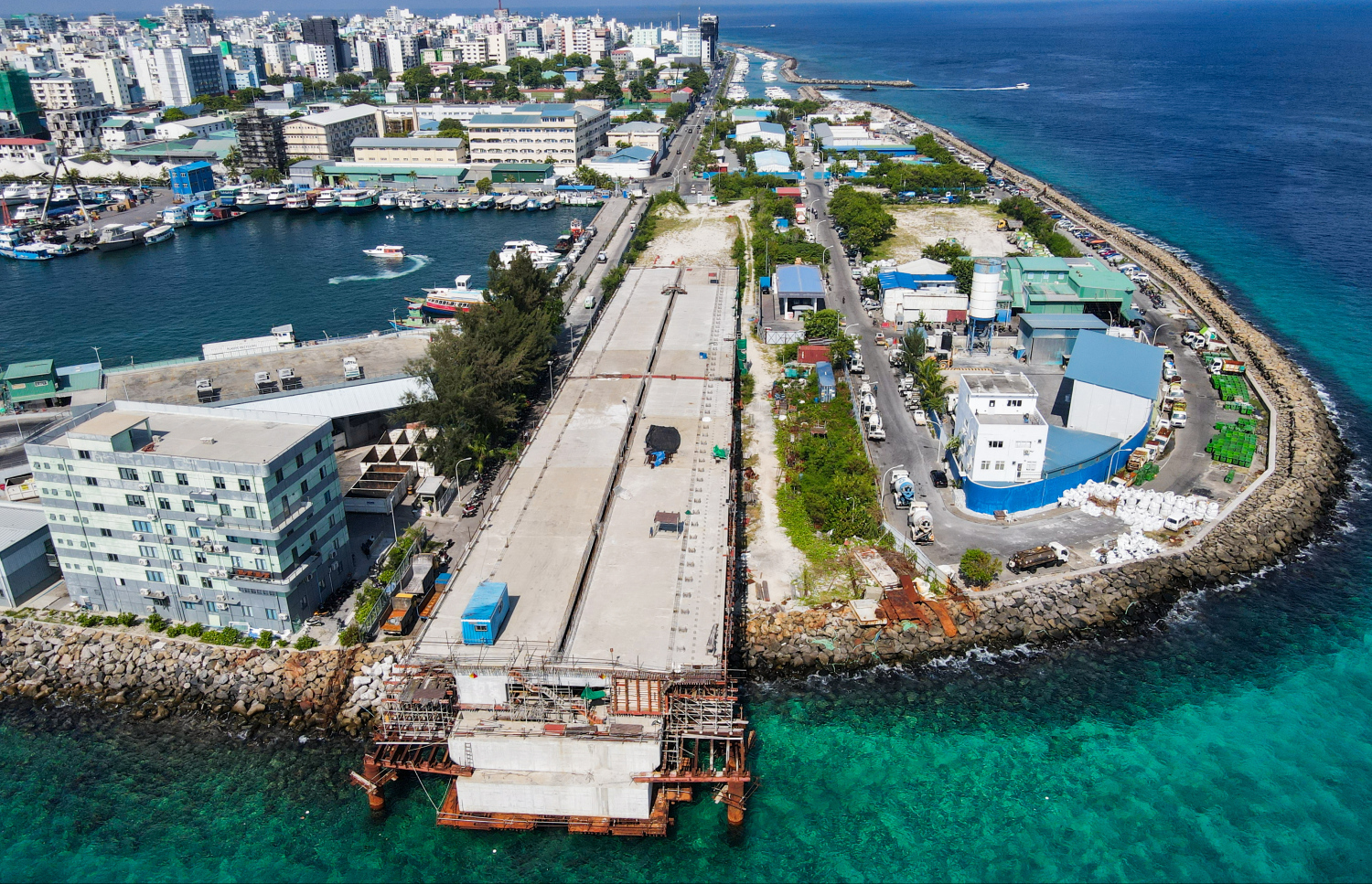 ތިލަމާލެ ބްރިޖުގެ މާލެއިން ފެށޭ ސަރަހައްދު: ބްރިޖުގެ ސުޕަ ސްޓްރަކްޗާތައް ރޭވުމުގެ މަސައްކަތް ވަރަށް ބާރަށް ކުރިއަށް އެބަ ގެންދޭ.--- ފޮޓޯ: ފަޔާޒު މޫސާ | މިހާރު