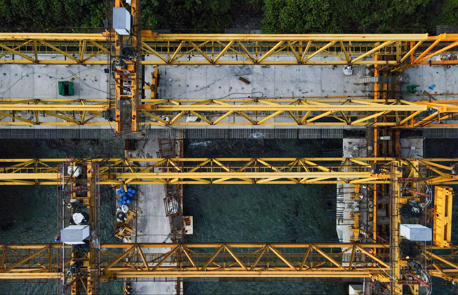 ތިލަމާލެ ބްރިޖުގެ މަސައްކަތް ކުރިއަށް ގެންދަނީ.--- ފޮޓޯ: ފަޔާޒު މޫސާ | މިހާރު