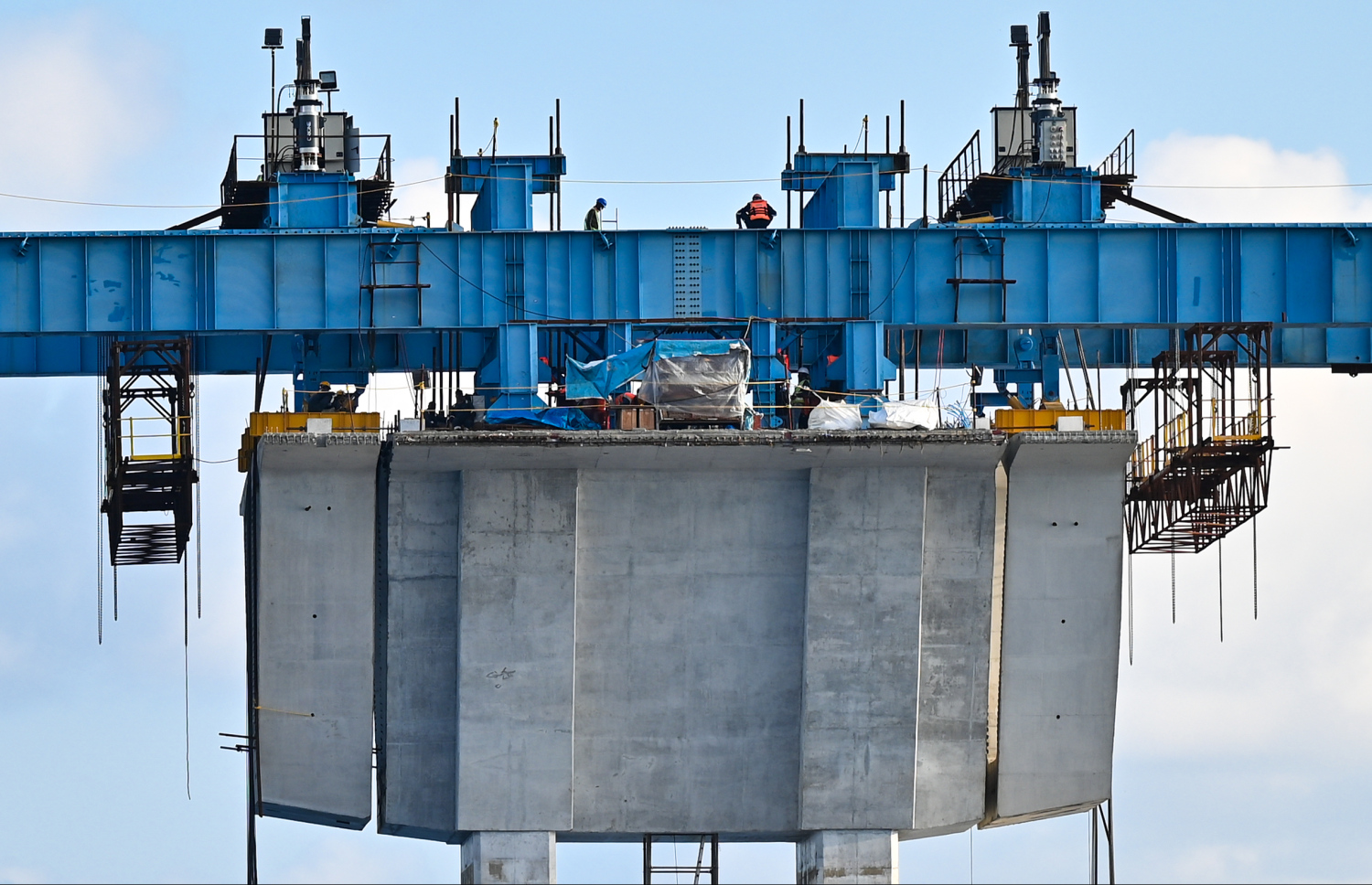 ތިލަމާލެ ބްރިޖުގެ ތަނބުތަކުގެ ބައެއް ހަރުކުރުމުގެ މަސައްކަތް ކުރަނީ: ބްރިޖު މަޝްރޫއުގެ މަސައްކަތުގެ 40 ޕަސެންޓް މަސައްކަތް ނިމިފައިވާ ކަމަށް ސަރުކާރުން ވަނީ ބުނެފައި -- ފޮޓޯ: ފަޔާޒު މޫސާ | މިހާރު