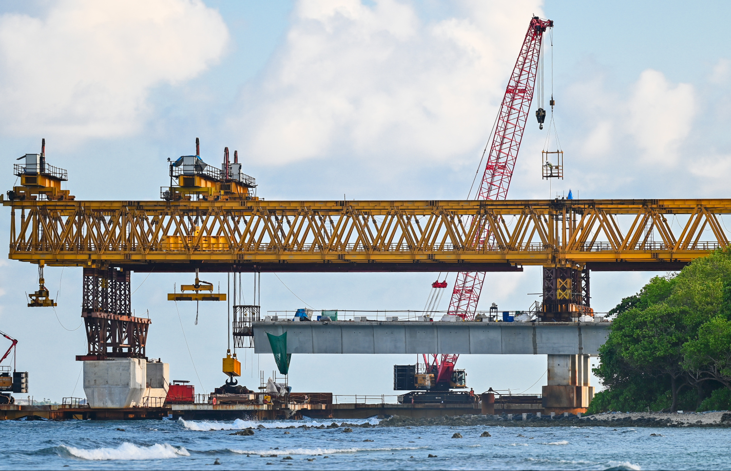 ތިލަމާލެ ބްރިޖުގެ މަސައްކަތް ކުރިއަށް ގެންދަނީ. ބްރިޖުގެ ސުޕަ ސްޓްރަކްޗާތައް ރޭވުމުގެ މަސަކަތް ވަރަށް ބާރަށް މިހާރު ކުރިއަށް ގެންދޭ.--- ފޮޓޯ: ފަޔާޒު މޫސާ | މިހާރު