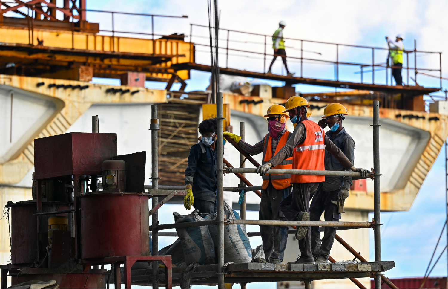 ތިލަމާލެ ބްރިޖުގެ ތަނބުތަކުގެ ބައެއް ހަރުކުރުމުގެ މަސައްކަތް ކުރަނީ.--- ފޮޓޯ: ފަޔާޒު މޫސާ | މިހާރު