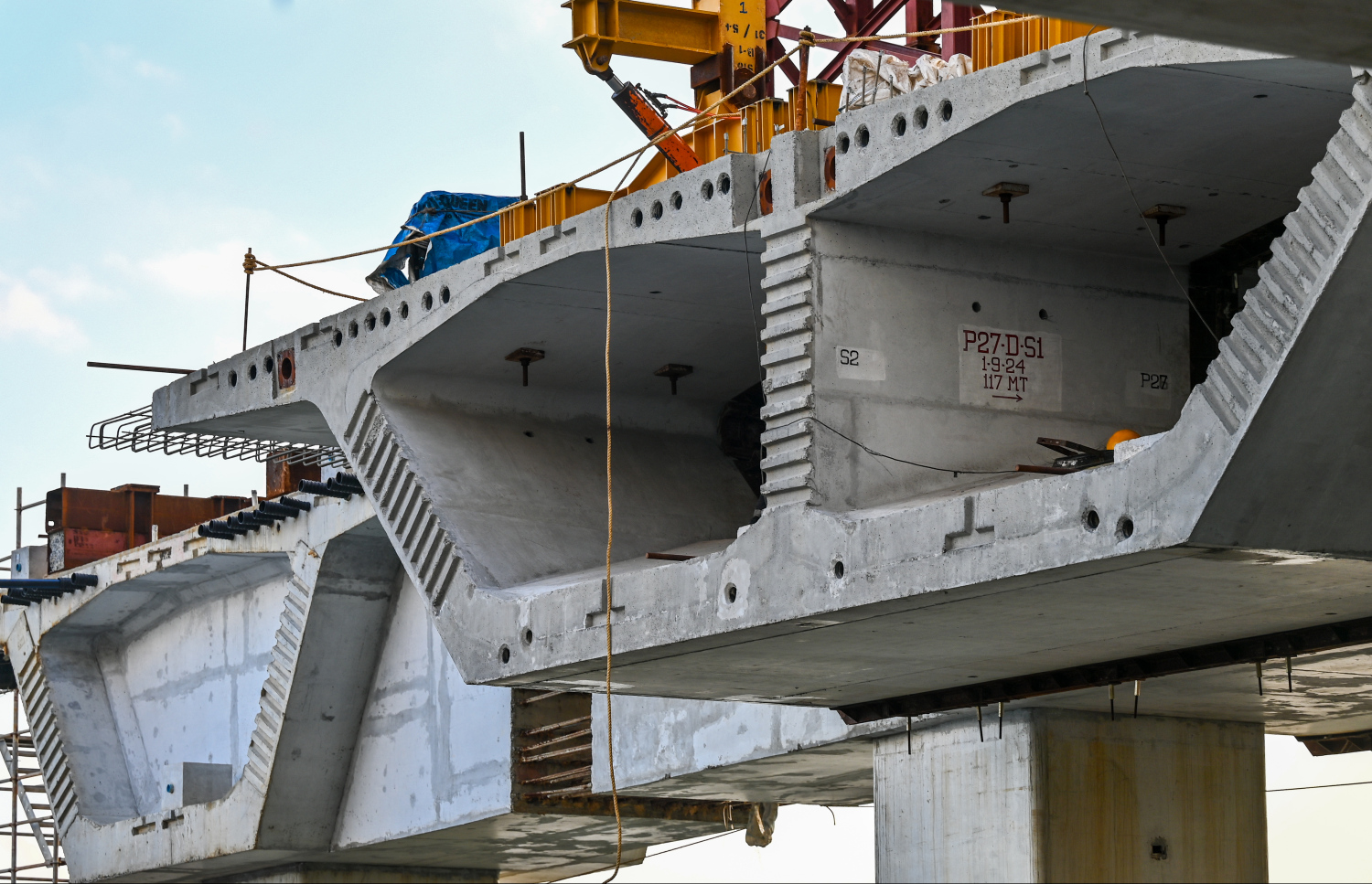 ތިލަމާލެ ބްރިޖުގެ މަސައްކަތް ކުރިއަށް ގެންދަނީ. ބްރިޖުގެ ސުޕަ ސްޓްރަކްޗާތައް މިހާރު ވަނީ ރާވަން ފަށާފައި -- ފޮޓޯ: ފަޔާޒު މޫސާ | މިހާރު