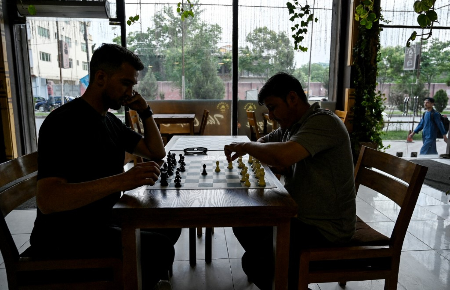 ރާޒުވާ މުބާރާތްތައް ބާއްވާ އަފްޣާނުގެ ކެފޭގައި ބަޔަކު ރާޒުވާ ކުޅެނީ.-- ފޮޓޯ: އޭއެފްޕީ