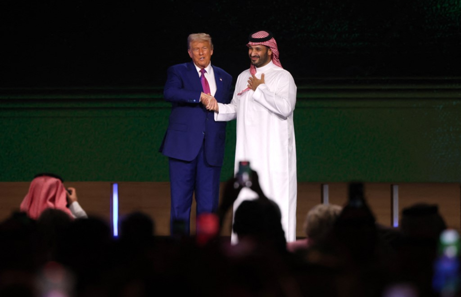 ސައޫދީގެ ވަލީ އަހުދު މުހައްމަދު ބިން ސަލްމާން (ކ) އާއި އެމެރިކާގެ ރައީސް ޑޮނަލްޑް ޓްރަމްޕް މިއަދު އިންވެސްޓްމަންޓް ފޯރަމްގައި. -- ފޮޓޯ: އޭއެފްޕީ