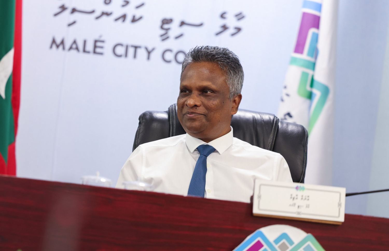 މާލެ ސިޓީ ކައުންސިލްގެ މޭޔަރު އާދަމް އާޒިމް، ކައުންސިލްގެ ބައްދަލުވުމެއްގައި-- ފޮޓޯ: މާލެ ސިޓީ ކައުންސިލް