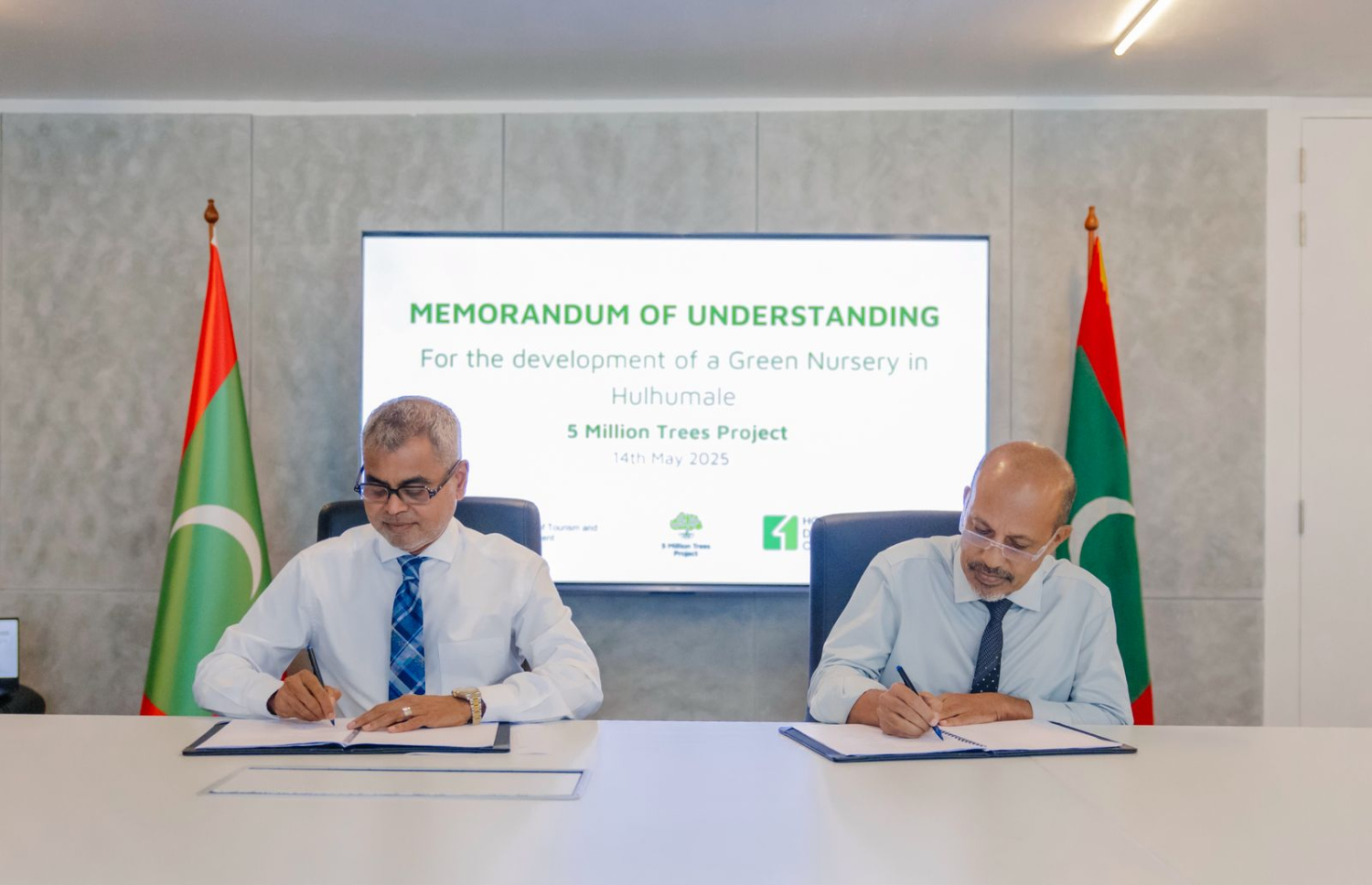 އެންވަޔަރަނަމަންޓް މިނިސްޓްރީ އާއި އެޗްޑީސީއާ ދެމެދު އެއްބަސްވުމުގައި ސޮއިކުރުން.