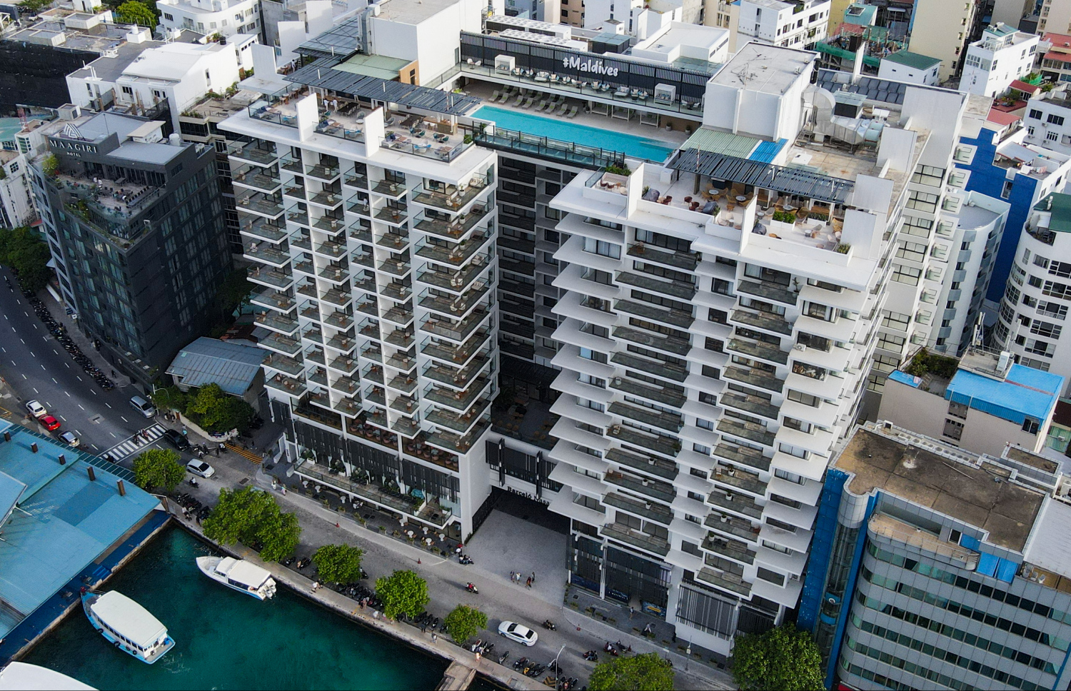 ނަސަންދުރާގެ 16 ބުރީގެ އިމާރާތް: ދެ ބަޔަކަށް ހުންނަ އެ ހޮޓަލުގެ ކޮޓަރިތަކުގެ އިތުރުން ސާވިސް އެޕާޓްމެންޓްތައް ވެސް ހުރޭ -- ފޮޓޯ: ފަޔާޒް މޫސާ / މިހާރު