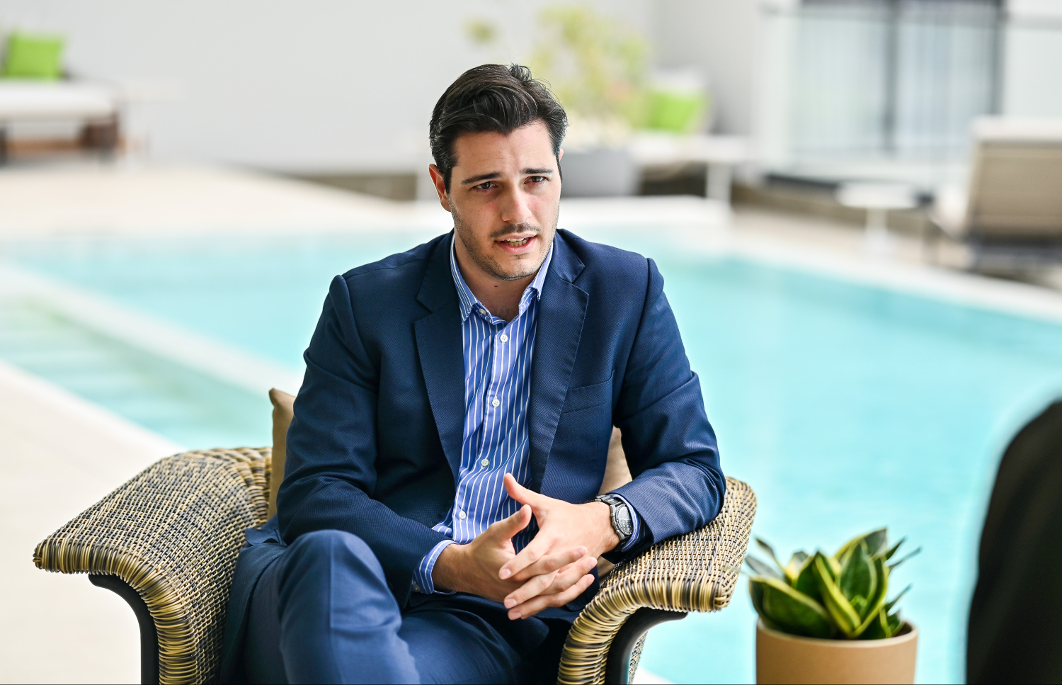 ބާސެލޯ ނަސަންދުރާގެ އެކްޓިން ޖެނެރަލް މެނޭޖަރު އެންރިކް ރެއިނާ ކެނިޓްރޮޓް "މިހާރު" އަށް އިއްޔެ އިންޓަވިއު ދެއްވަނީ -- ފޮޓޯ: ފަޔާޒް މޫސާ / މިހާރު