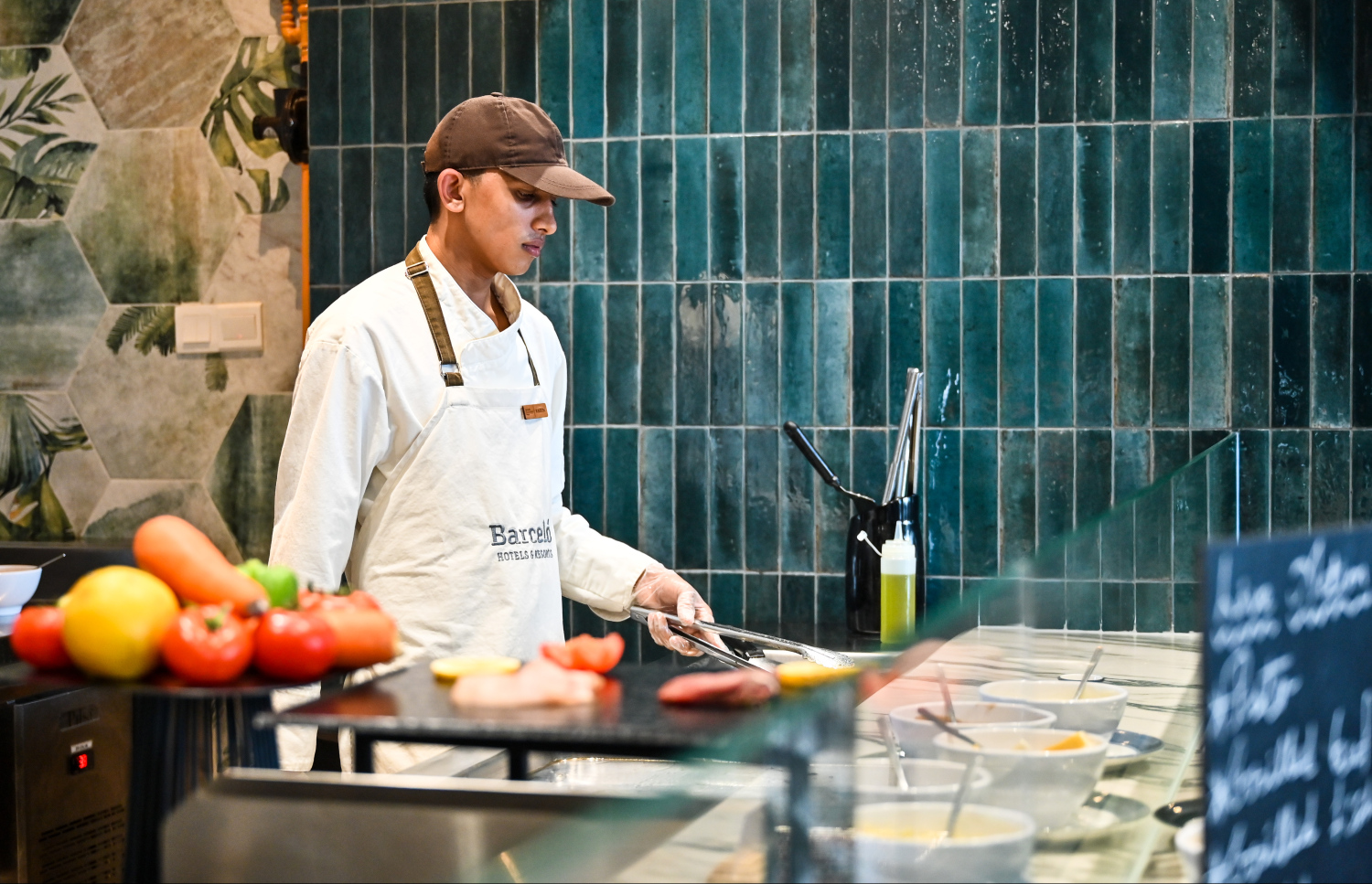 ބާސެލޯ ނަސަންދުރާގެ އޮއިވަރު ރެސްޓޯރަންޓުގެ ޝެފެއް ކެއްކުމުގައި -- ފޮޓޯ: ފަޔާޒް މޫސާ / މިހާރު