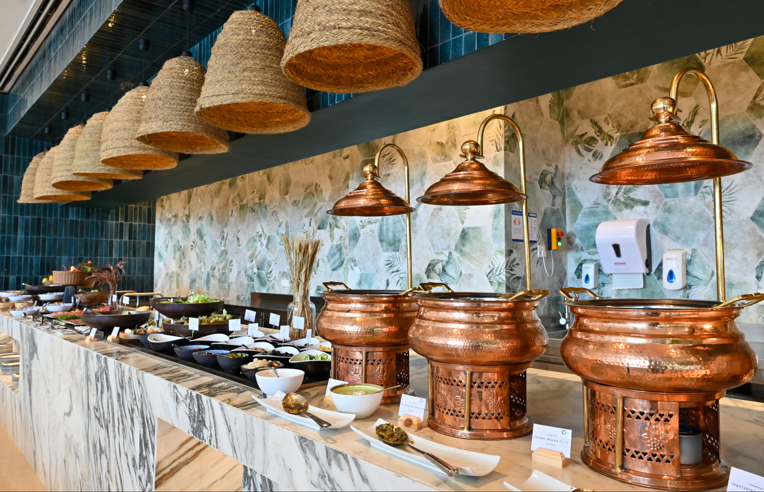 އޮއިވަރު ރެސްޓޯރެންޓްގެ ބުފޭ އޭރިއާ. އެ ހޮޓަލުގެ މައި ތިން ރެސްޓޯރެންޓް ހުރޭ -- ފޮޓޯ: ފަޔާޒް މޫސާ / މިހާރު