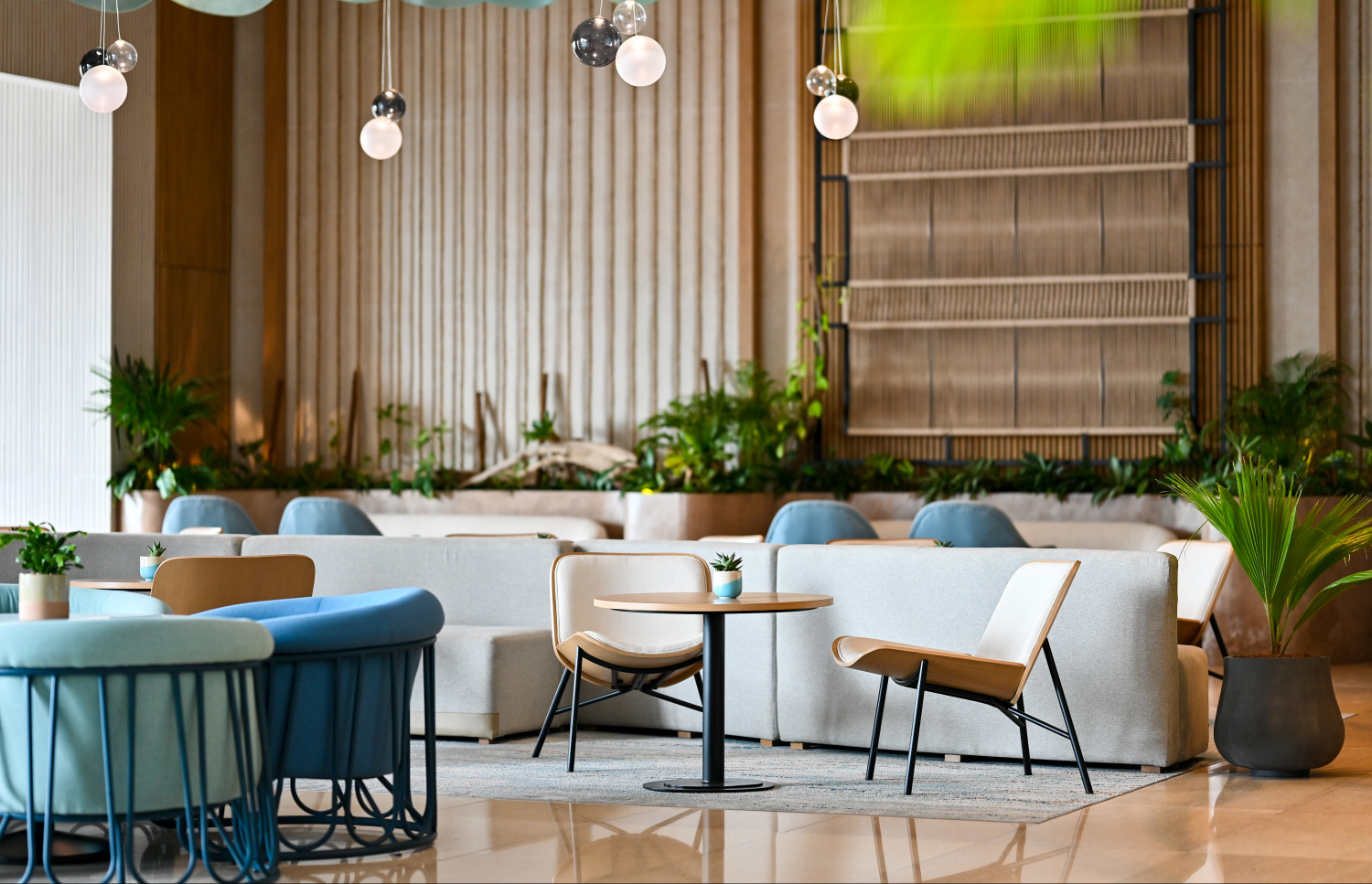 ހޮޓަލުގެ ލޮބީގައި އޮންނ ކެފޭ އޭރިއާ: އެ ހޮޓަލުގެ ކެފޭތަކުން އާންމުންނަށް ވެސް ހިދުމަތް ލިބޭނެ -- ފޮޓޯ: ފަޔާޒް މޫސާ / މިހާރު