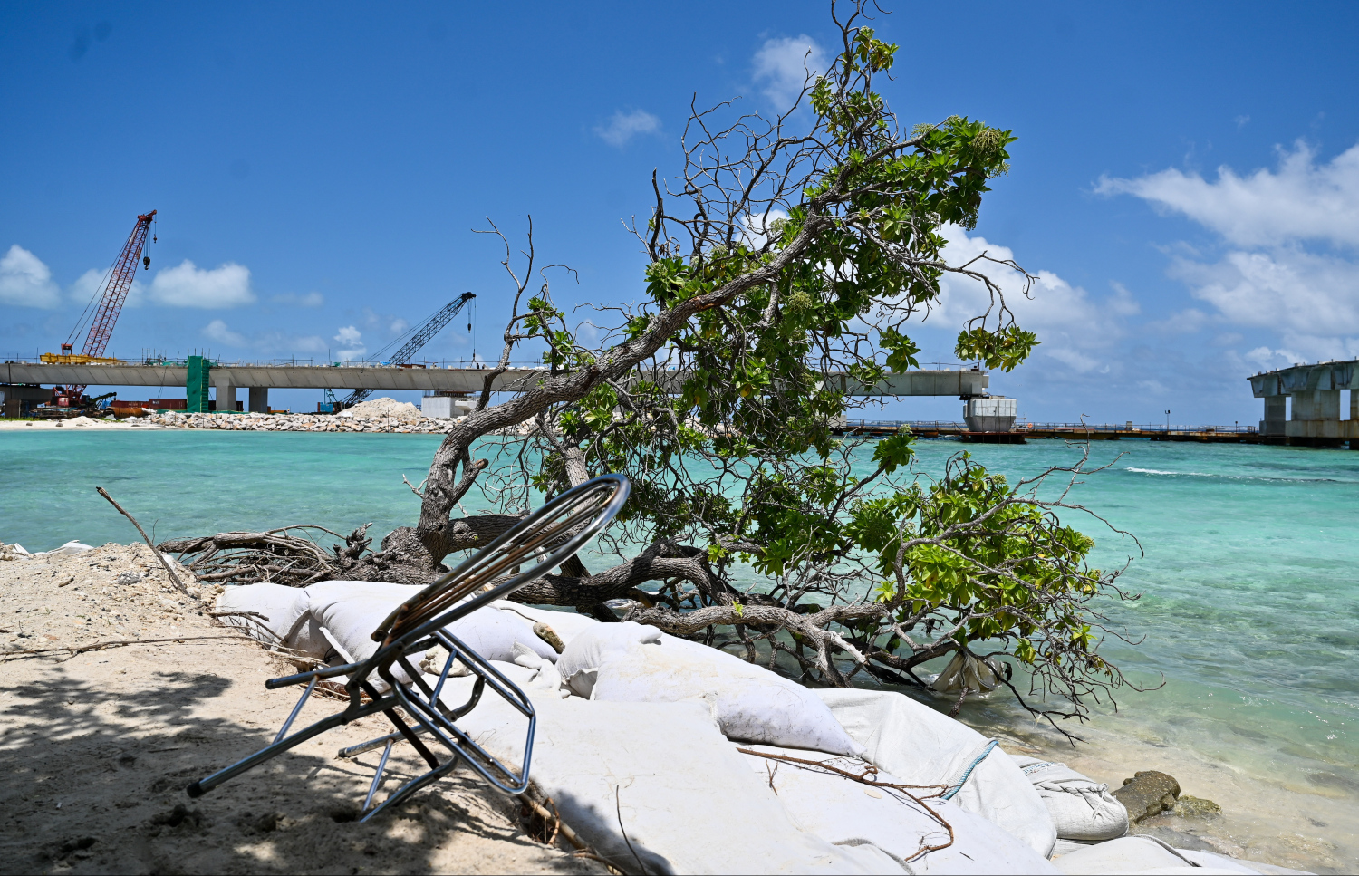 ވިލިމާލެ ހުޅަނގު ފަރާތުން ރަށްގިރައިފައި: ރަށްގިރުމުގެ ސަބަބުން އެ ސަރަހައްދުގައި ހުރި ގަހެއް ވެއްޓިފައި.-- ފޮޓޯ: ފަޔާޒް މޫސާ | މިހާރު