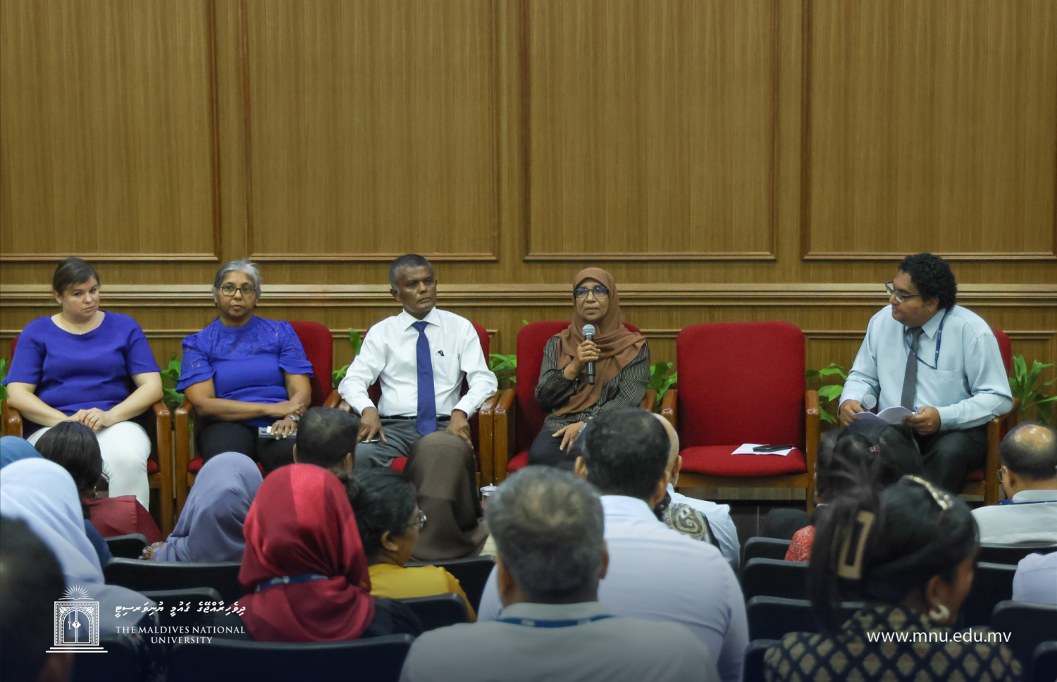 އެމްއެންޔޫއިން ތައްޔާރުކުރި ދިރާސާ ނެރުމަށްފަހު އިއްޔެ ބޭއްވި ޕެނަލް ޑިސްކަޝަންގައި ކަމާގުޅޭ އިދާރާތަކުގެ އިސްވެރިން ބައިވެރިވެވަޑައިގަންނަވަނީ.-- ފޮޓޯ: އެމްއެންޔޫ