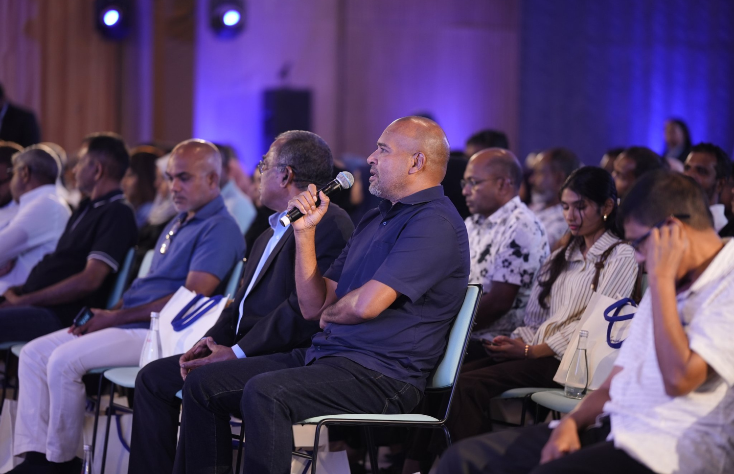 ރޭގެ ޖަލްސާގައި އެސްޓީއޯގެ ހިއްސާދާރަކު ސުވާލު ކުރަނީ -- ފޮޓޯ: އެސްޓީއޯ