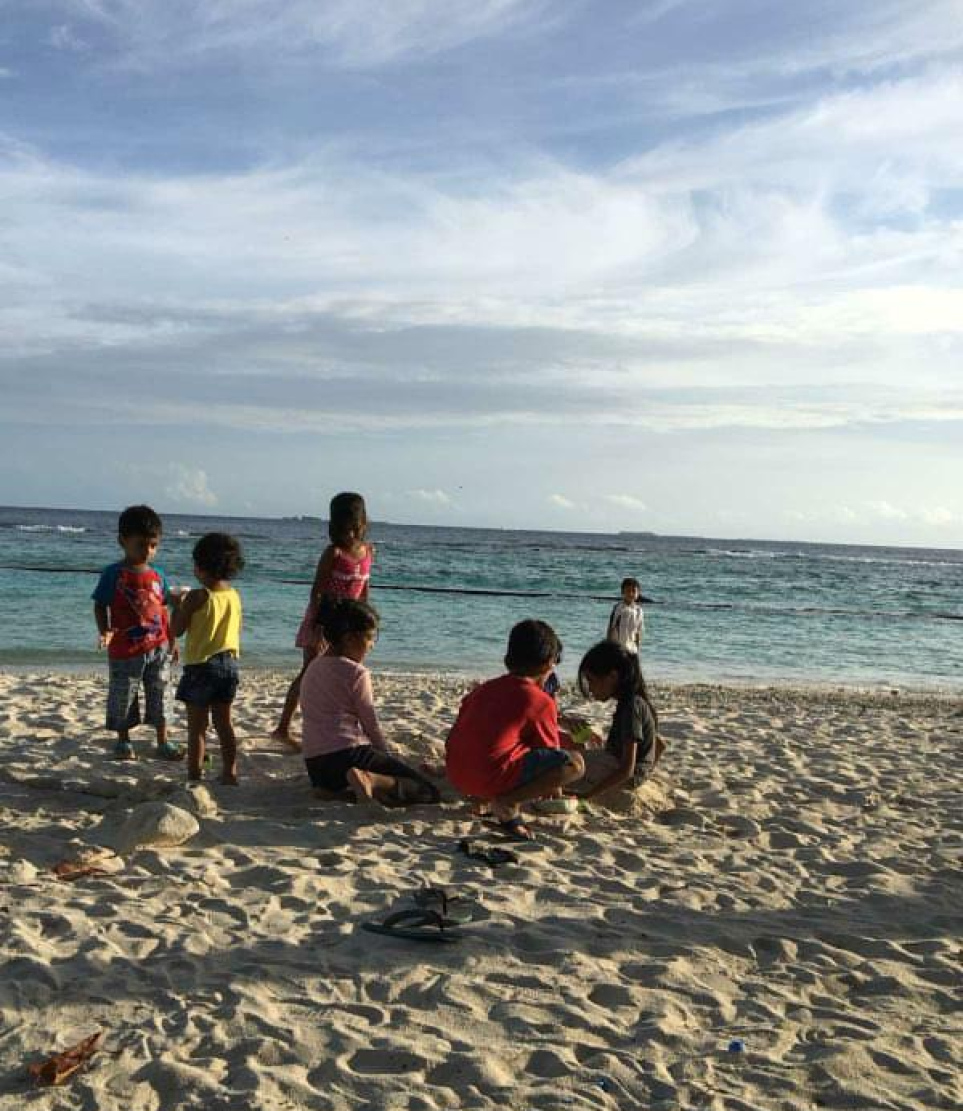 ވިލިމާލޭ ހުޅަނގު ފަރާތު ގޮނޑުދޮށުގައި ކުރިން އޮތް ދޮންވެލިގަނޑުގައި ކުޑަކުދިންތަކެއް ކުޅެނީ.