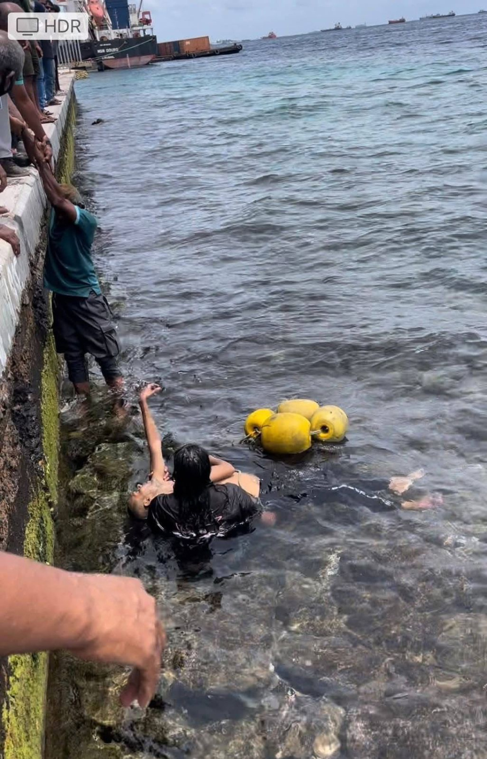 ގެނބުނު މީހާ ތޮށިގަނޑާ ހަމައަށް ގެންދިއުމުން އެމްޕީއެލް މީހެއްގެ އެހީގައި އޭނާ މައްޗަށް ނަގަނީ.