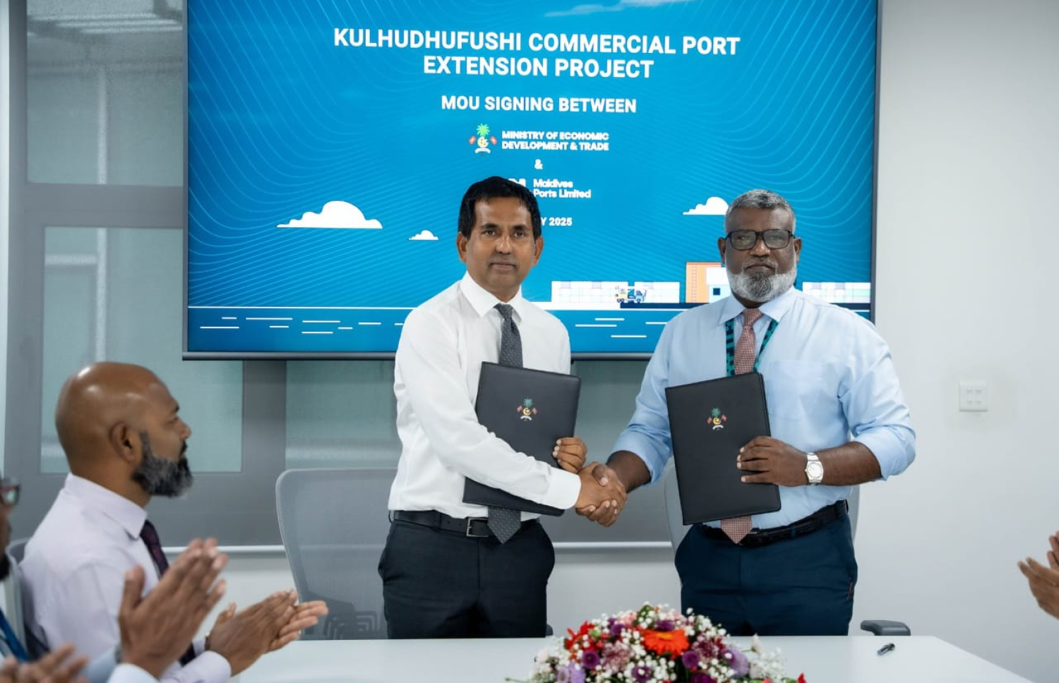 ކުޅުދުއްފުށި ޕޯޓު ބޮޑުކުރުމުގެ މަޝްރޫއުގައި ސޮއިކުރުން. --ފޮޓޯ: އެމްޕީއެލް