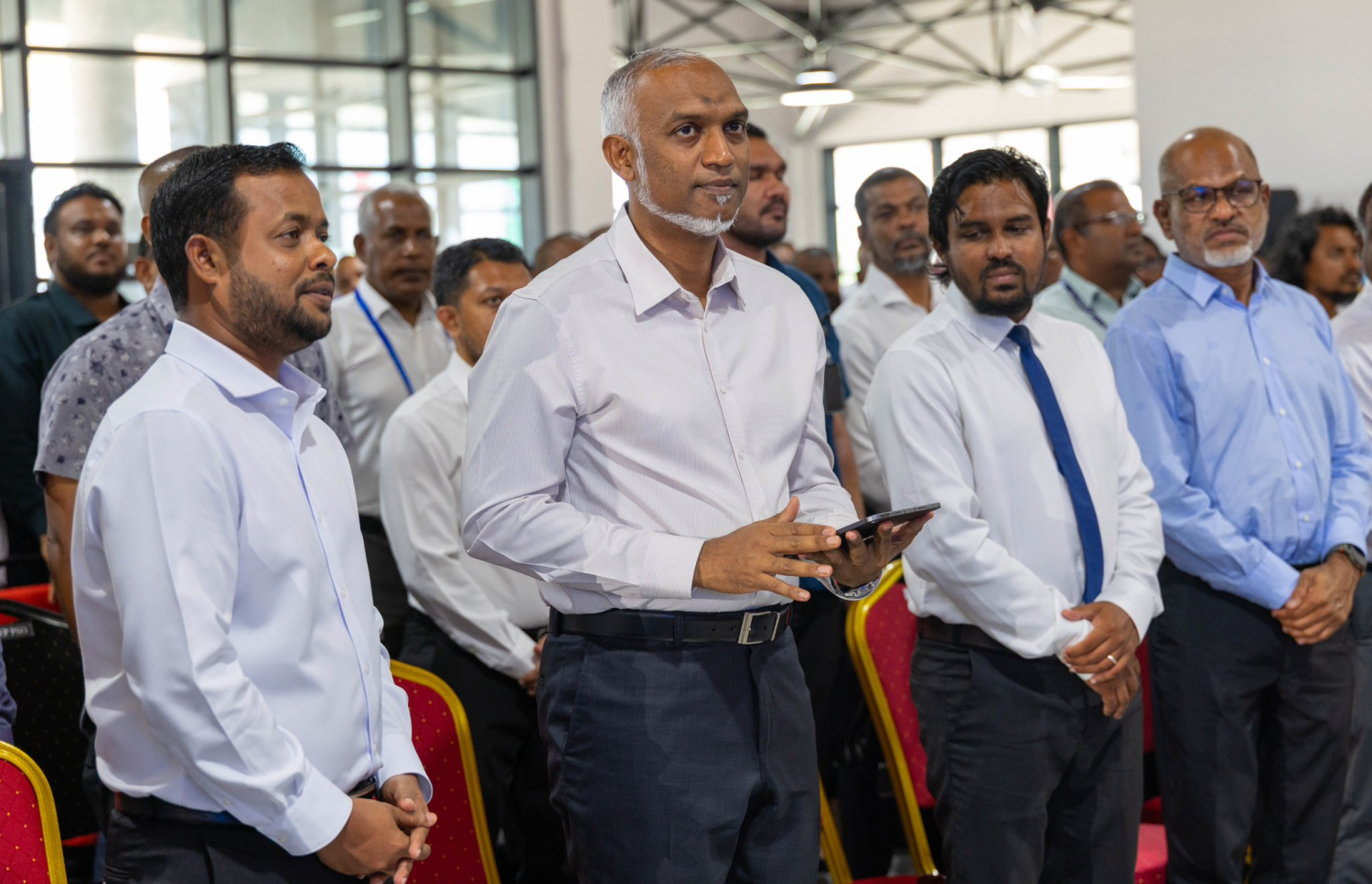 މުލި އެއާޕޯޓް ހުޅުވުމުގެ ރަސްމިއްޔާތުގައި ރައީސް ޑރ. މުހައްމަދު މުއިއްޒު އާއި ކޮންސްޓްރަކްޝަން މިނިސްޓަރު ޑރ. އަބްދުﷲ މުއްތަލިބް.-- ފޮޓޯ: ކޮންސްޓްރަކްޝަން މިނިސްޓަރު