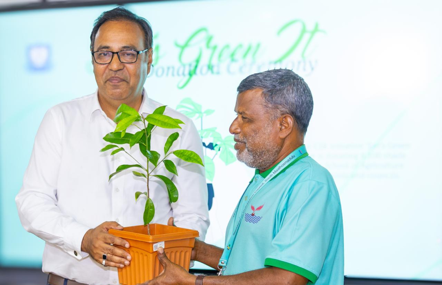 މައި ކޮލެޖުން ރާއްޖޭގެ ބައެއް ކައުންސިލް ތަކަށާއި ސްކޫލުތަކަށް ގަސް ހަވާލު ކުރަނީ-- ފޮޓޯ: މިހާރު