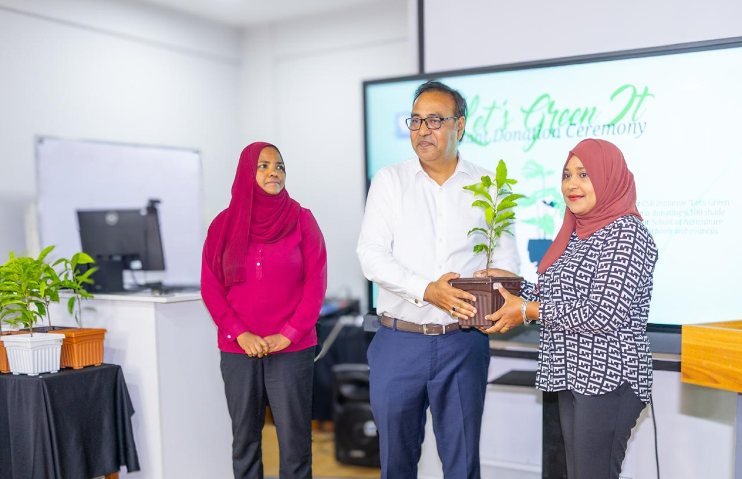 މައި ކޮލެޖުން ރާއްޖޭގެ ބައެއް ކައުންސިލް ތަކަށާއި ސްކޫލުތަކަށް ގަސް ހަވާލު ކުރަނީ-- ފޮޓޯ: މިހާރު