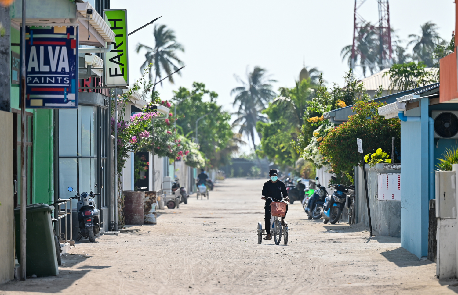 މަނަދޫ އާތު ފިހާރައެއް ކައިތިން މީހަކު ބައިސްކަލެއްގައި ދަނީ.-- ފޮޓޯ: ފަޔާޒް މޫސާ / މިހާރު
