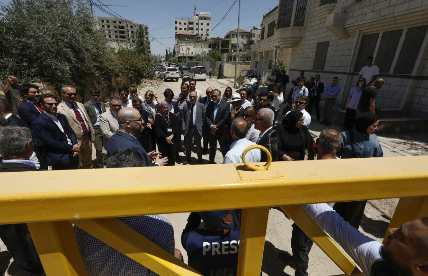 ހުޅަނގު އައްސޭރިއަށް ޒިޔާރަތްކުރި ޔޫރަޕްގެ އިއްތިހާދުގެ ޓީމު. -- ފޮޓޯ: އޭއެފްޕީ