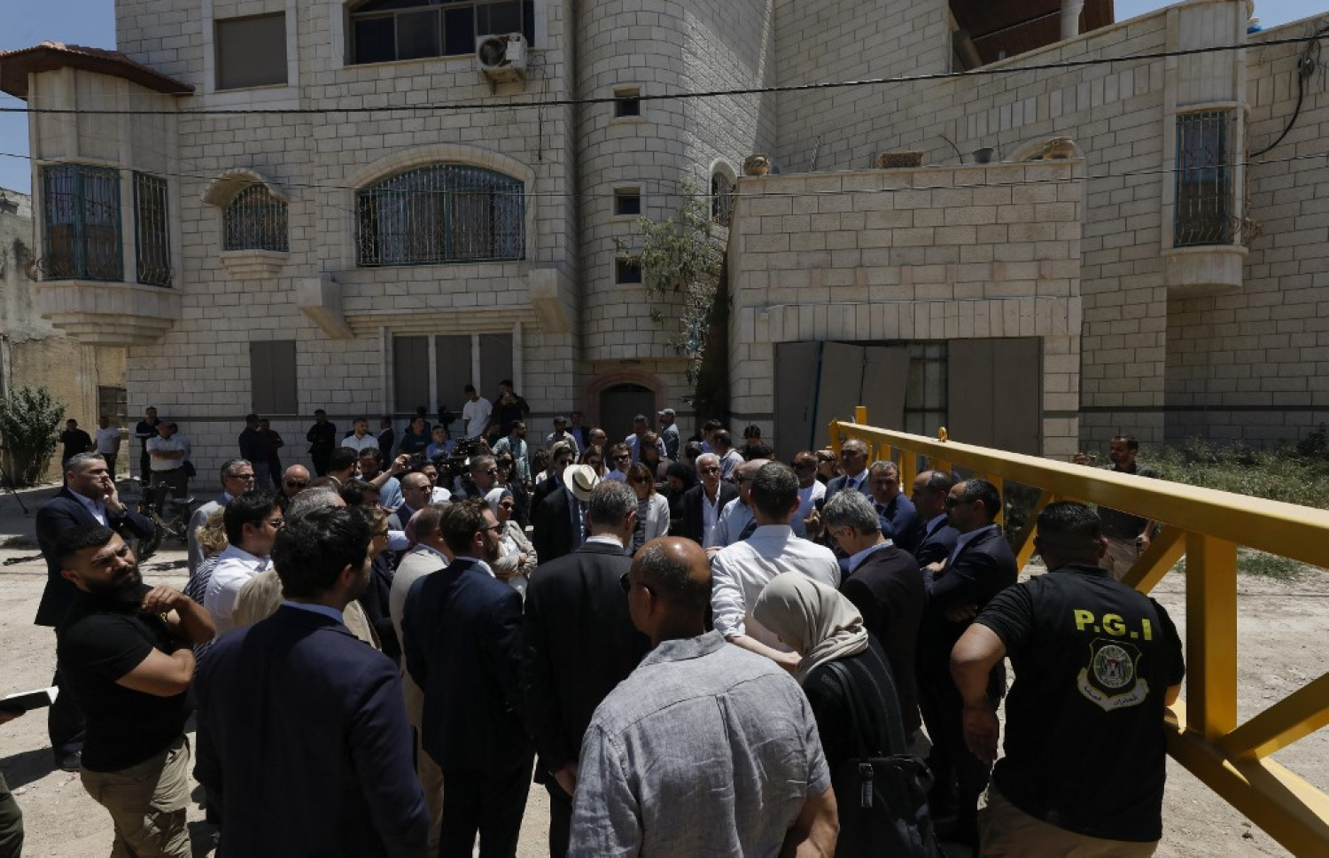 ހުޅަނގު އައްސޭރިއަށް ޒިޔާރަތްކުރި ޔޫރަޕްގެ އިއްތިހާދުގެ ޓީމު. -- ފޮޓޯ: އޭއެފްޕީ