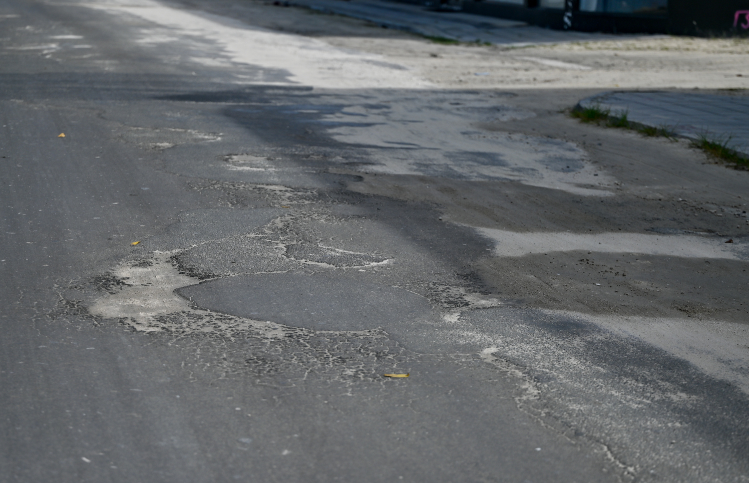 އައްޑޫ ލިންކު ރޯޑުގައި އަޅާފައިވާ ތާރުގަނޑު ނައްޓައިގެން ގޮސް ވަޅުގަނޑުތައް ހެދިފައި.---ފޮޓޯ: ފަޔާޒު މޫސާ| މިހާރު