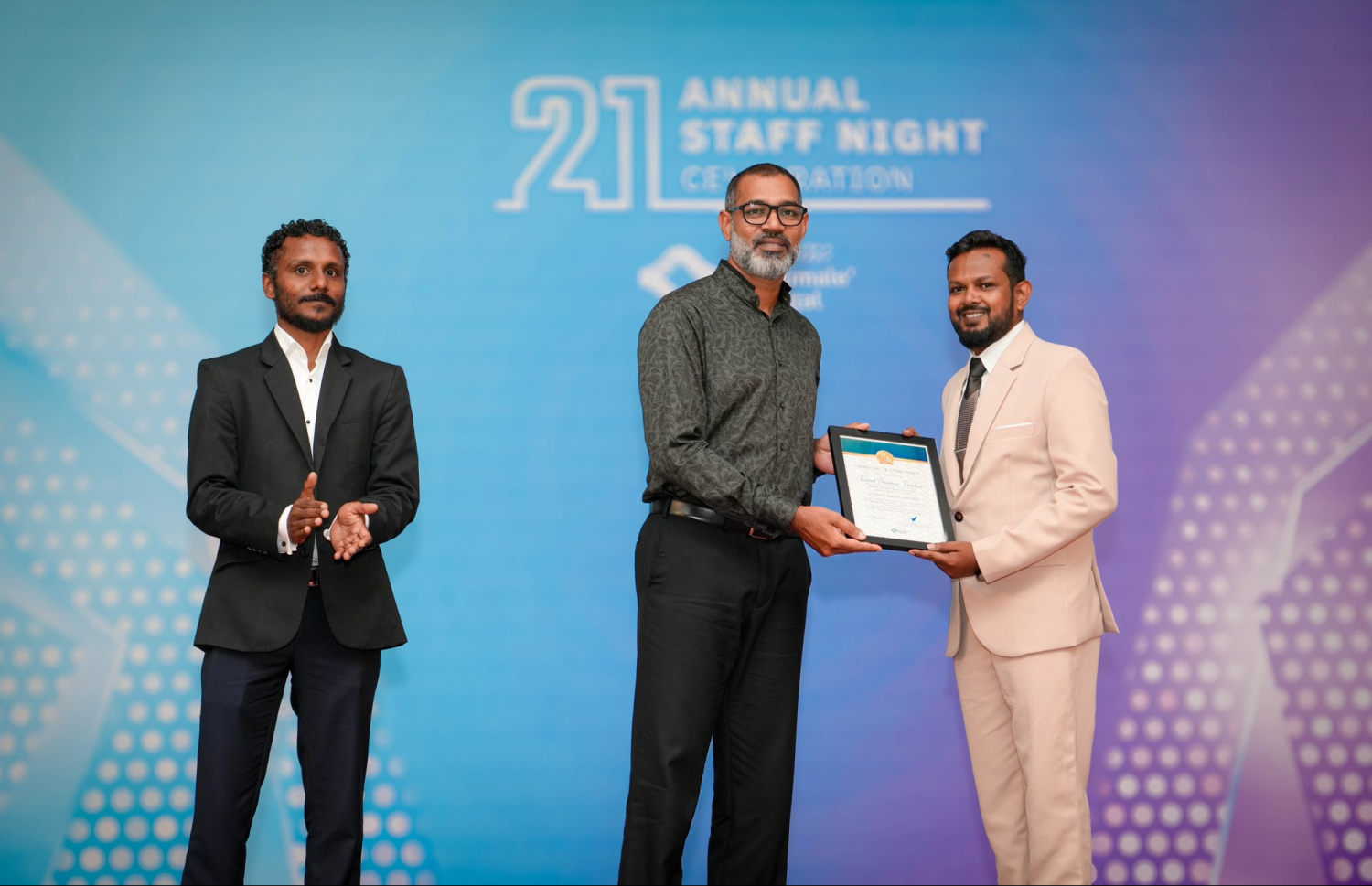 ހުޅުމާލޭ ހޮސްޕިޓަލުން ޑރ. ޝަފީއުއަށް ލިޔުމެއް ހަވާލުކުރަނީ.