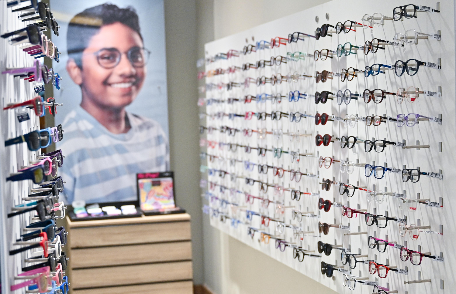 އައިކެއާއިން ވިއްކާ އައިނުތަކެއް. -- ފޮޓޯ: ފަޔާޒް މޫސާ | މިހާރު