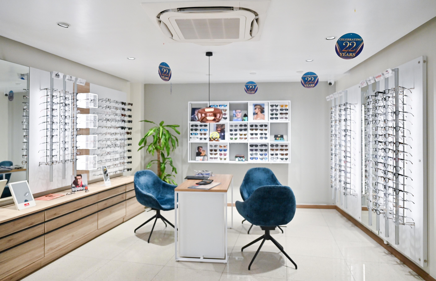 އައިކެއާ އޮޕްޓިކަލްސްގެ މާލެ އައުޓްލެޓުގެ އެތެރެ. -- ފޮޓޯ: ފަޔާޒް މޫސާ | މިހާރު