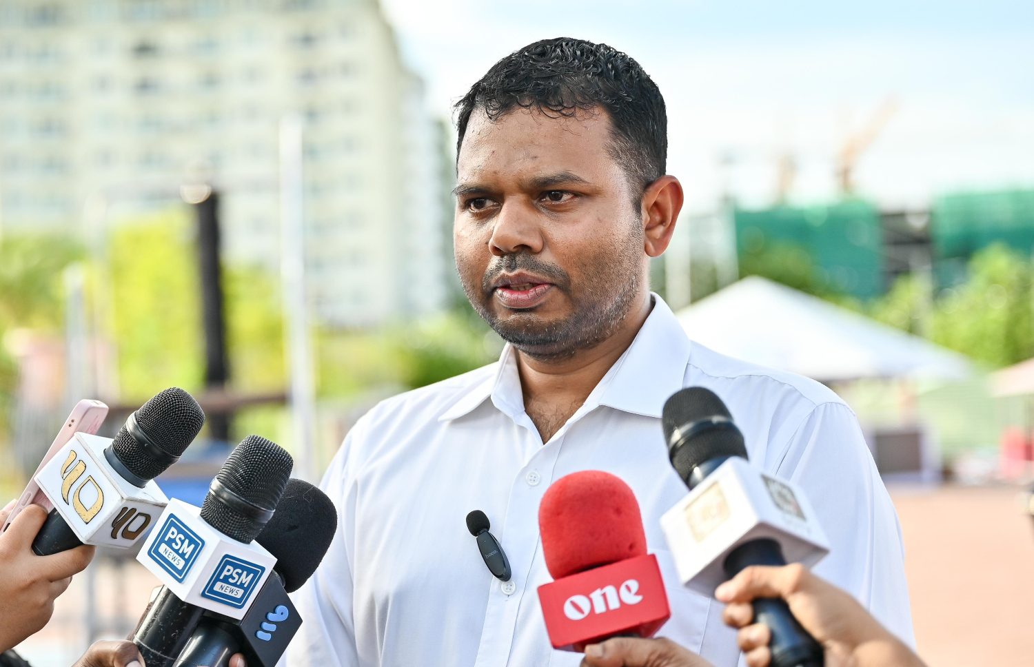 އިކޮނޮމިކް މިނިސްޓްރީގެ ސްޓޭޓް މިނިސްޓަރު ޝިޔާޒު މީޑިއާއަށް މައުލޫމާތު ދެއްވަނީ -- ފޮޓޯ: ފަޔާޒް މޫސާ / މިހާރު