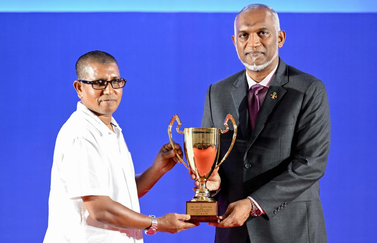 ދިވެހި އުފެއްދުންތެރިކަމުގެ މައުރަޒުގައި ރަން ވަނައެއް ހޯދި މީހަކަށް ރައީސް މުއިއްޒު މިރޭ އިނާމު ހަވާލުކޮށް ދެއްވަނީ.---ފޮޓޯ: ރައީސް އޮފީސް