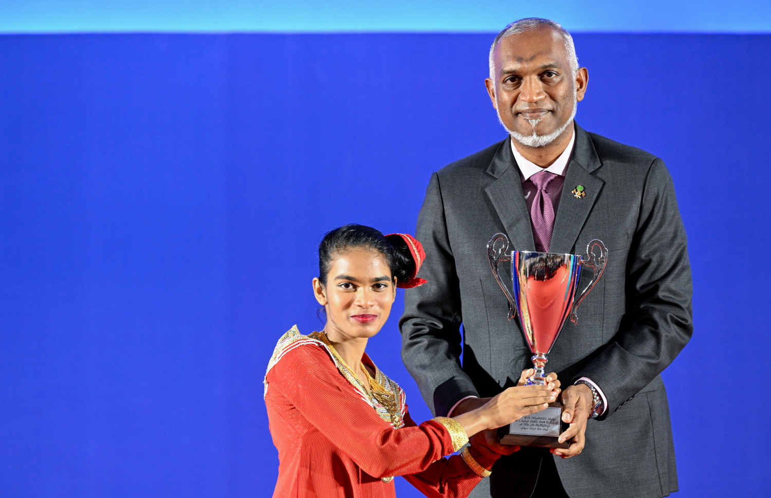 ދިވެހި އުފެއްދުންތެރިކަމުގެ މައުރަޒުގައި ރަން ވަނައެއް ހޯދި މީހަކަށް ރައީސް މުއިއްޒު މިރޭ އިނާމު ހަވާލުކޮށް ދެއްވަނީ.---ފޮޓޯ: ރައީސް އޮފީސް