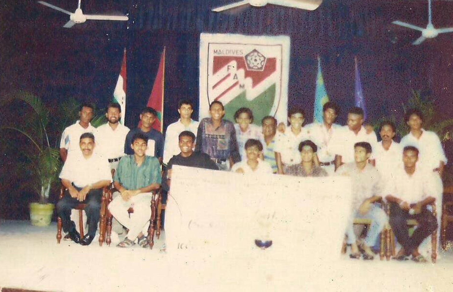 ވެލެންސިއާ ކުޅުންތެރިން ޗެކާއި، ޓްރޮފީއާ އެކު ފޮޓޯއަކަށް ހުއްޓިގެން.