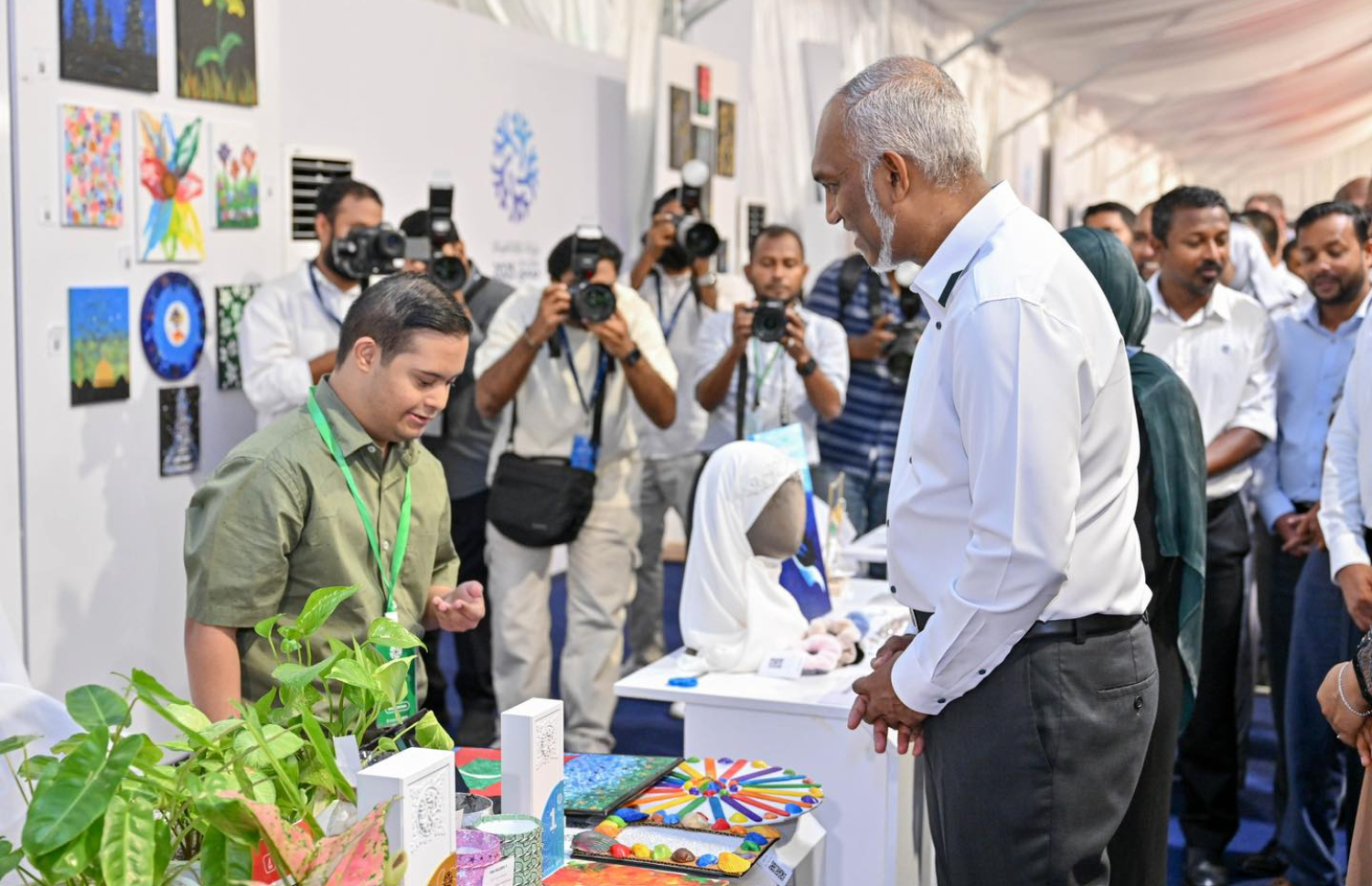 މޯލްޑިވްސް އެކްސްޕޯ ފައްޓަވައިދެއްވާ މައުރަޒުގައި ހުރި އުފެއްދުންތައް ރައީސް ބައްލަވާލައްވަނީ.