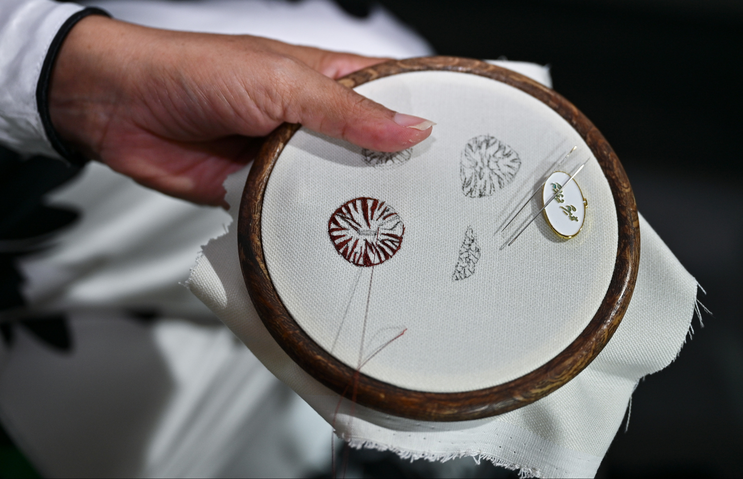 އަބުޑީގެ ރޮދީގެ ކުރެހުމުން ފޯއް ފޮއްޗެއް ހަދަނީ -- ފޮޓޯ: ފަޔާޒް މޫސާ / މިހާރު