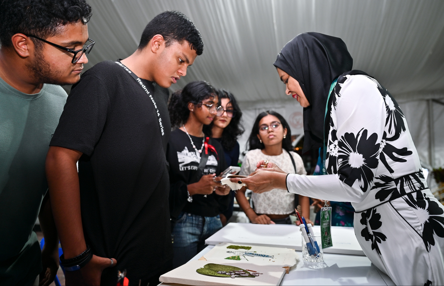 އަބުޑީގެ ކުރެހުމުގެ ސްޓައިލް ބަޔަކަށް ކިޔައިދެނީ -- ފޮޓޯ: ފަޔާޒް މޫސާ / މިހާރު