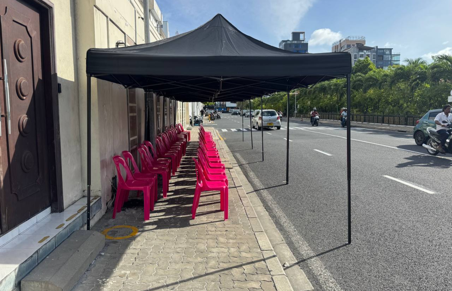 މިއަދުގެ ރީތި ތާރީހުގައި ކައިވެނި ކުރާ މީހުންނަށާއި އެ މީހުންގެ އާއިލާތަކުގެ މީހުން ކޯޓުގެ ބޭރުގައި އިށީނދެ ތިބެވޭނެ އިންތިޒާމު ހަމަޖައްސާފައި.---ފޮޓޯ: ފެމިލީ ކޯޓު